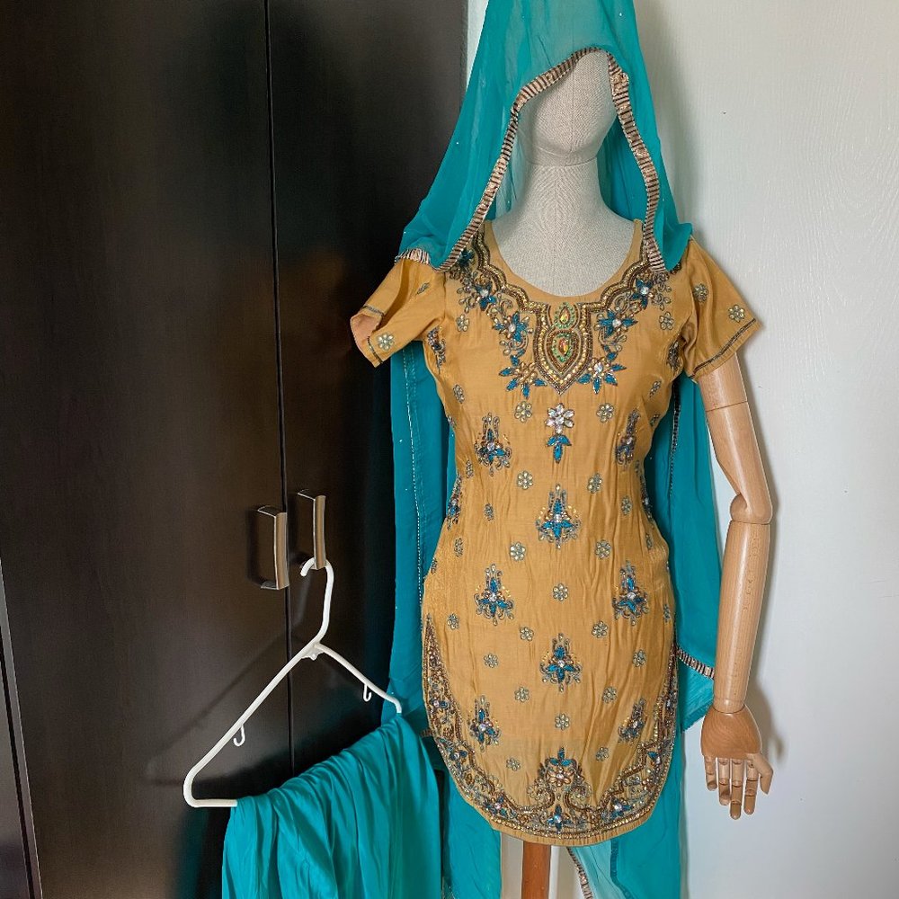 Indian/Pakistani Outfit- Salwaar Kamaaz